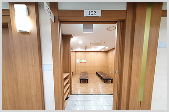 102호 조문실 입구