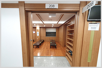 208호 조문실 입구